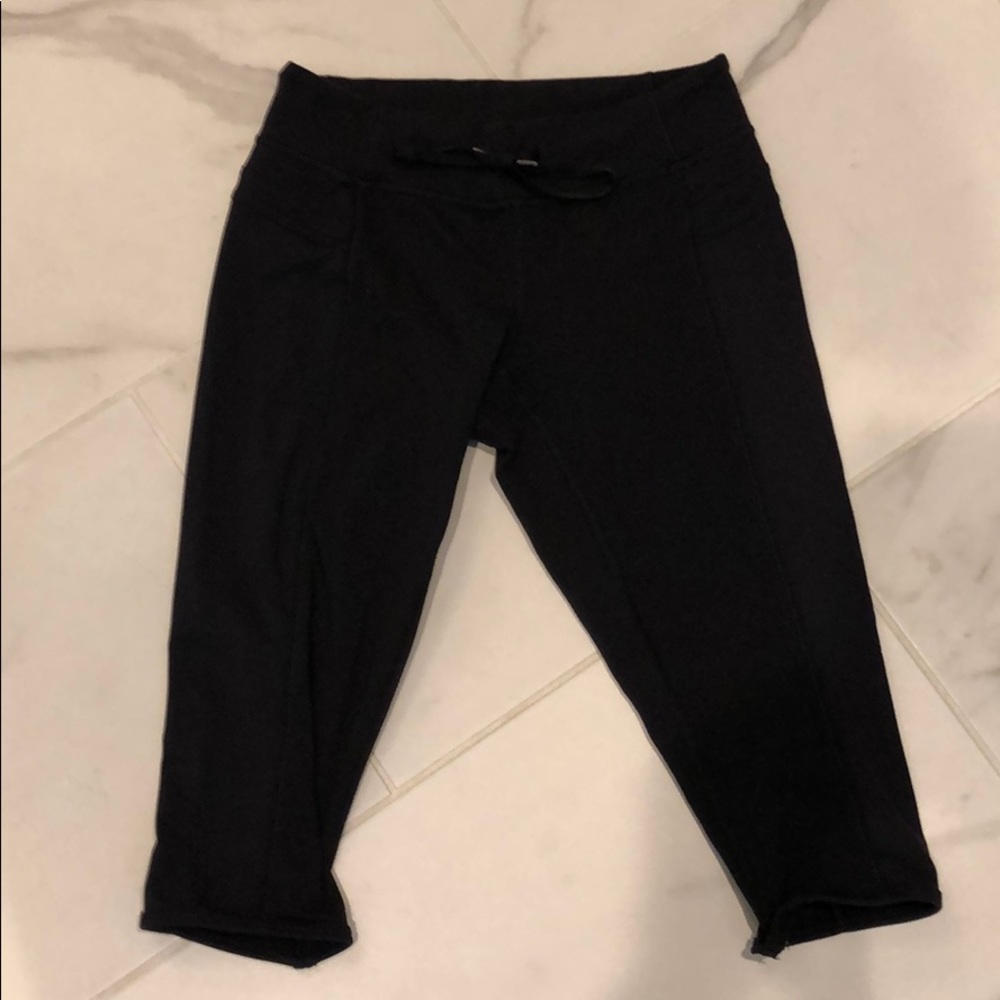 Black Lululemon super cropped pants.